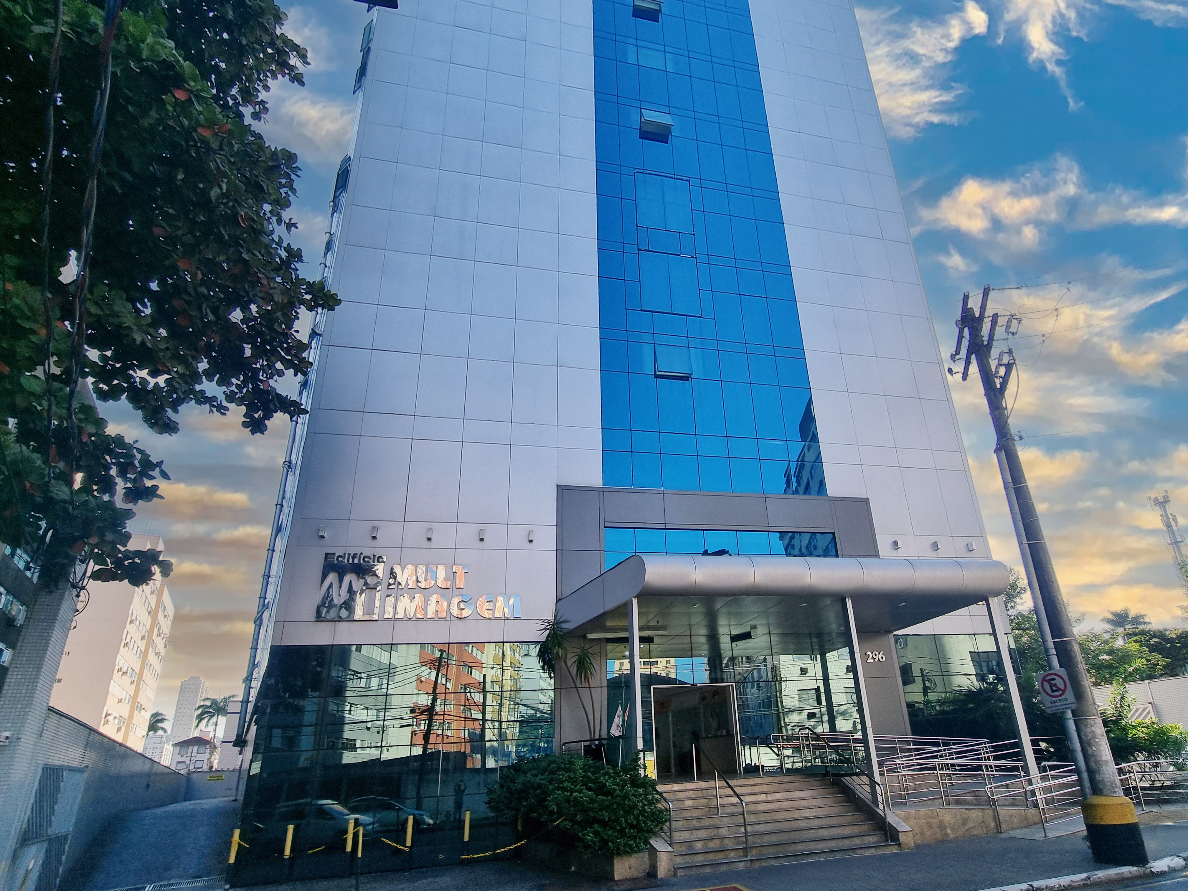 Fachada do Edifício Mult Imagem, clínica de diagnóstico por imagem em Santos
