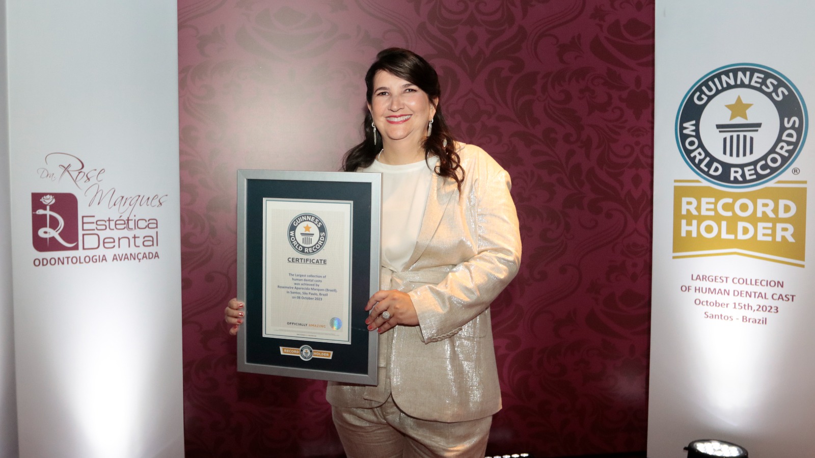 Dra. Rose Marques com a placa do Guinness World Records, maior coleção de moldes dentários do mundo